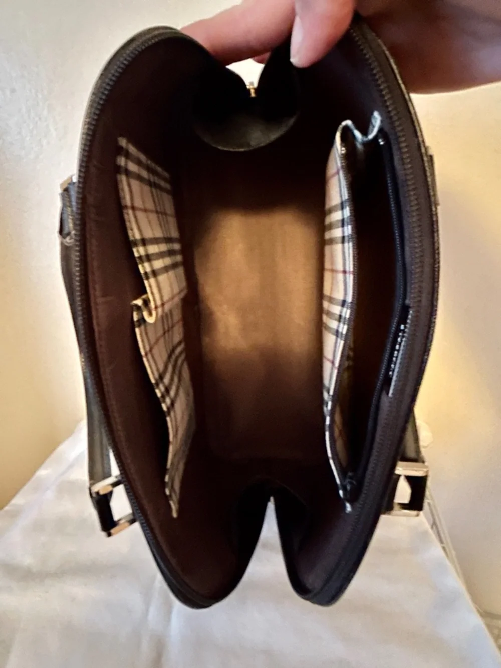 Burberry Saffiano Ceremonial Bag
Black Leather. Handmade Purse Charm included. - Picture 10 of 13